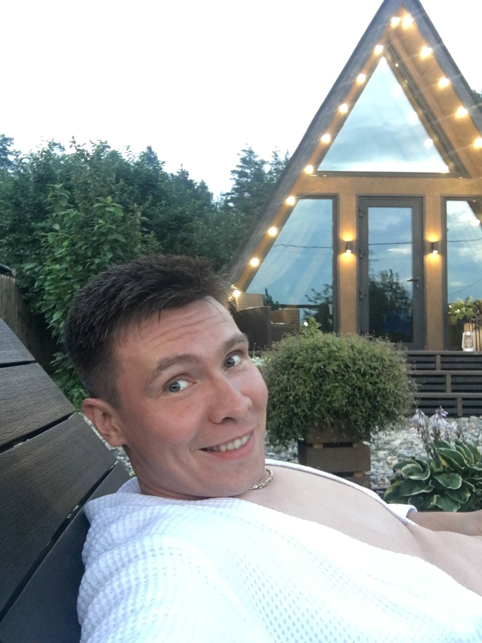 Андрей Золотарёв у загородного дома